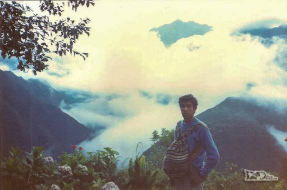 Trecho final da longa caminhada do 2o dia, já abaixo dos 3 mil metros e de volta ao trecho de mata, chegando a Intipata, no caminho inca que leva a Machu Pichu, no Peru (foto de Julho de 1990)